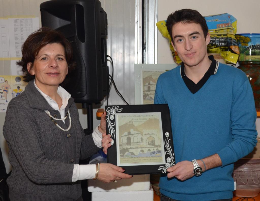 17o_Festa_Sociale_del_Golden - Turci premia Antonini.JPG