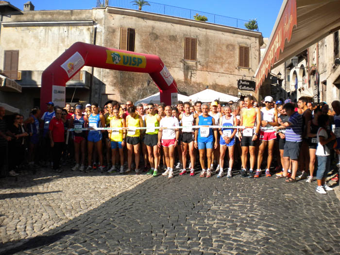26a_edizione_del_Trofeo_Madonna_della_Vittoria - Sermoneta 2011 partenza.jpg