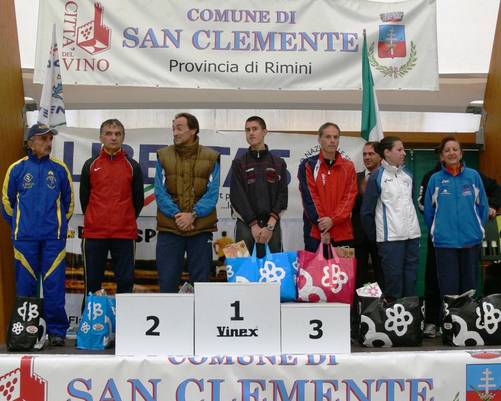 2a_Maratonina_del_Vino - podio amatori vino 2011.JPG