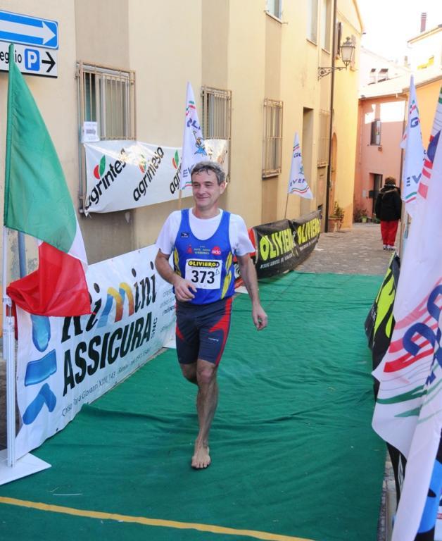 6o_Monte_dello_Scudo - Gianni Rubini a piedi nudi.JPG