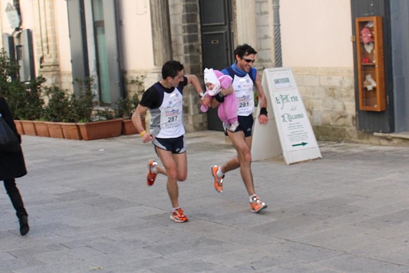 8a_Maratona_Ragusa - Arrivi con piccolina.jpg