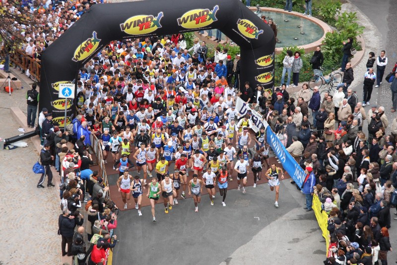 8o_Garda_Trentino_Half_Marathon - garda trentino half marathon 15 11 2009 Start.jpg