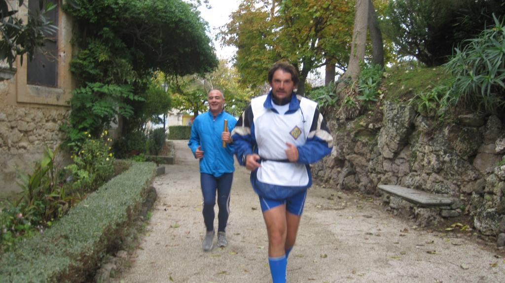 Giornata_Mondiale_del_Diabete_con_100_Km_del_Passeggiatore - Centista con dietro staffetista.JPG