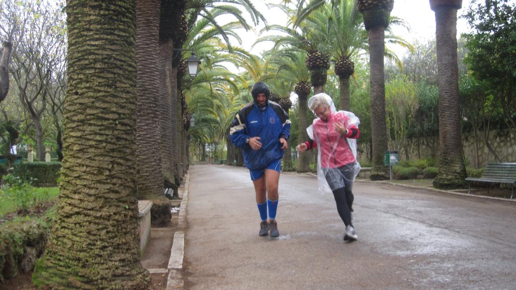 Giornata_Mondiale_del_Diabete_con_100_Km_del_Passeggiatore - Centisti sotto la pioggia.JPG