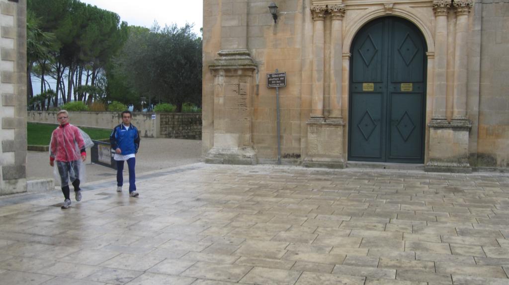 Giornata_Mondiale_del_Diabete_con_100_Km_del_Passeggiatore - Inge e Amalchide Fitwalking bagnato.JPG