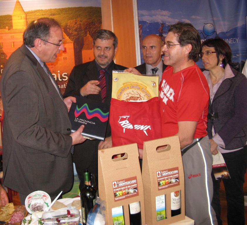 Il_Golden_Club_Rimini_conquista_la_Francia - scambio di doni.JPG
