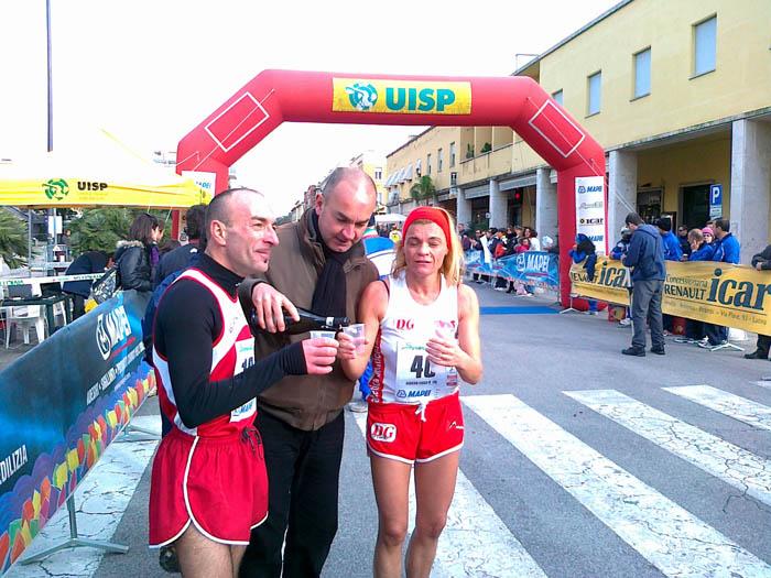Maratona_di_Latina - Maratona Sabaudia 2010 Fabiola Desiderio brinda.jpg