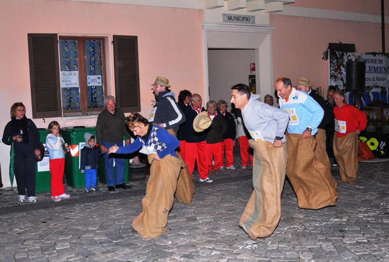 Maratonina_del_Vino_Citta_di_San_Clemente - corsa con i sacchi.JPG
