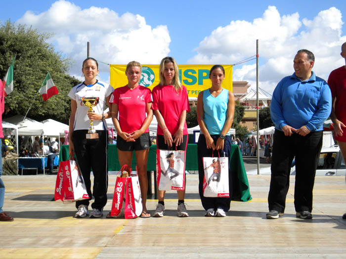 Mezza_Maratona_di_Sabaudia - Sabaudia 2010 podio femminile con Fogli.jpg