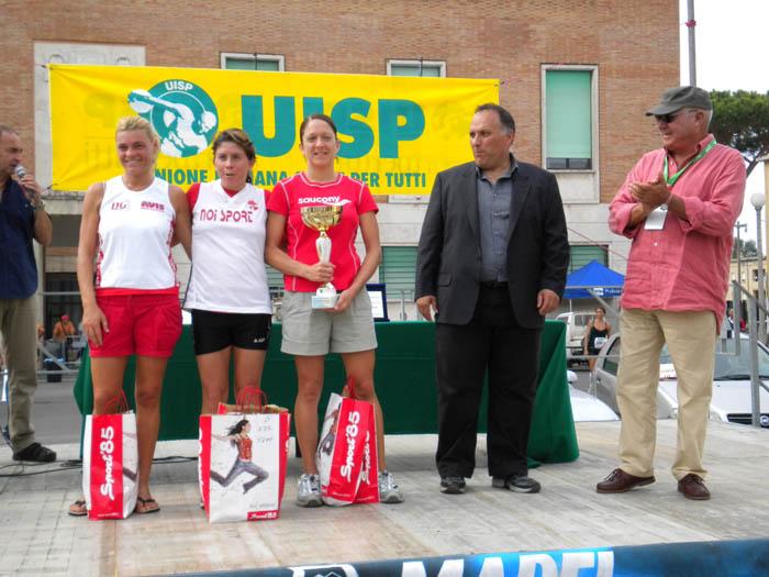 Mezza_Maratona_di_Sabaudia_2011 - Sabaudia Mezza 2011 podio femminile.jpg