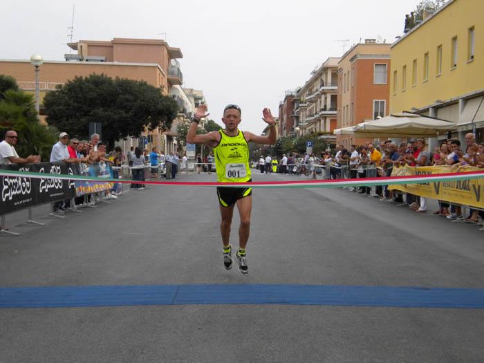 Mezza_Maratona_di_Sabaudia_2011 - Sabaudia Mezza 2011 vincitore1.jpg