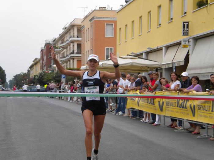 Mezza_Maratona_di_Sabaudia_2011 - Sabaudia Mezza 2011 vincitrice1.jpg