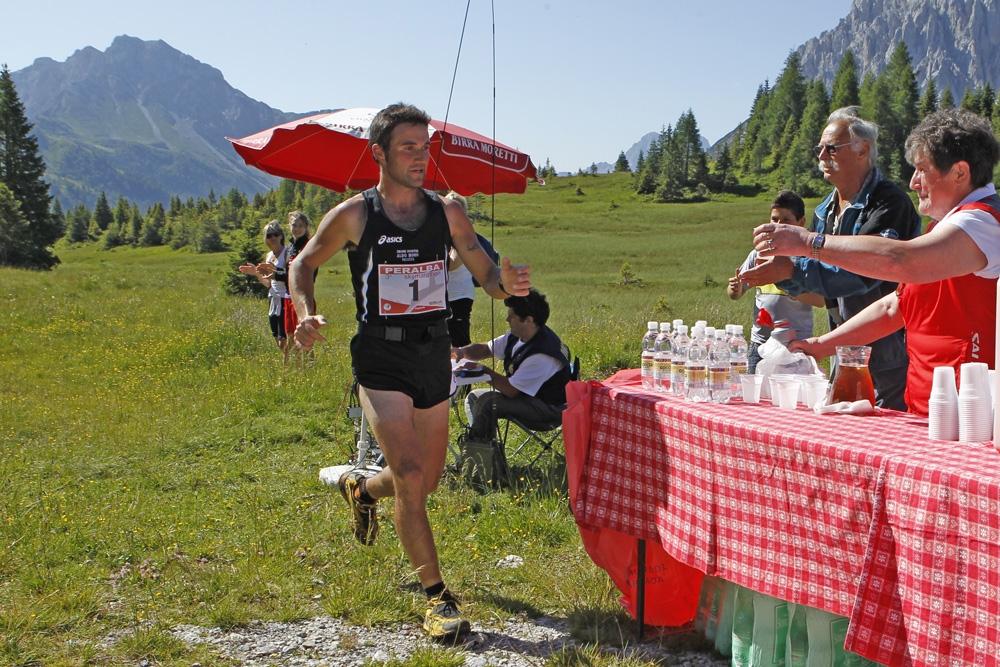PERALBA_MARATHON - matteo piller hoffer - peralba marathon - rifornimento sorgenti piave 2011 (FOTO SOLERO SAPPADA).JPG