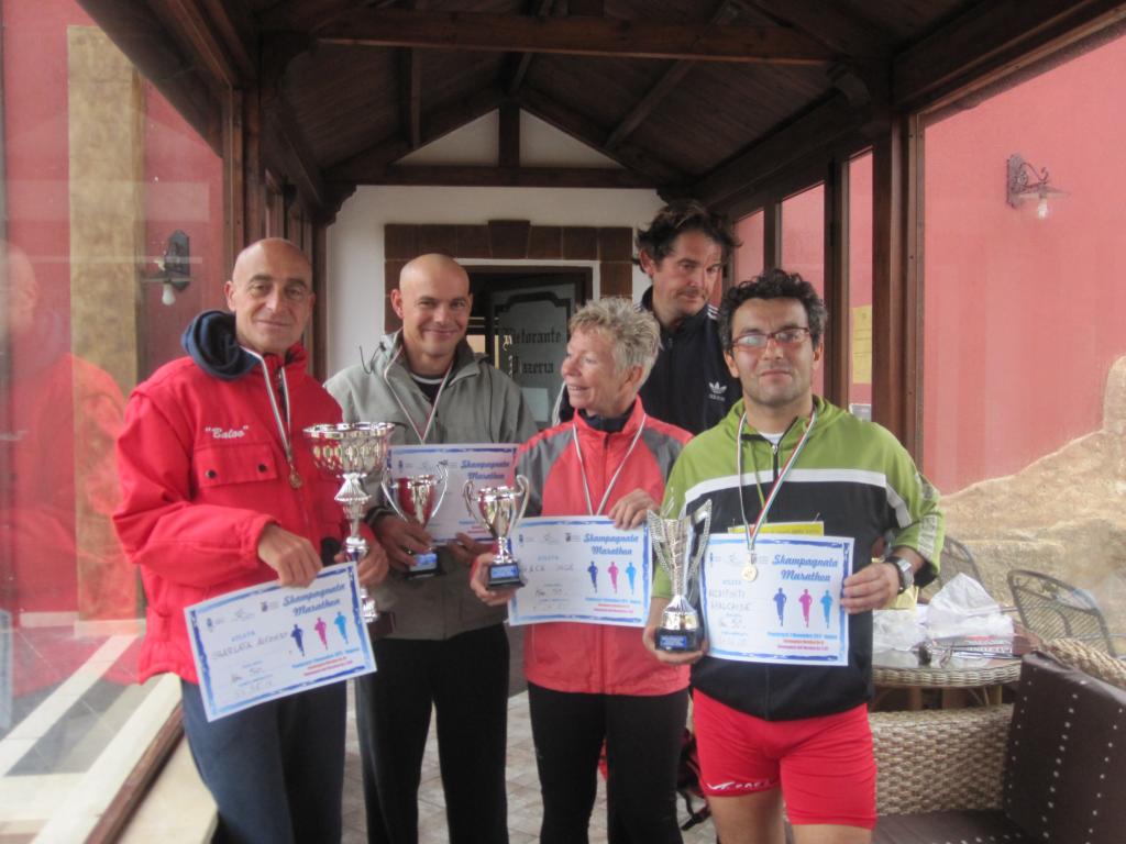 Skampagnata_Marathon_IUTA - i 4 Arrivati con diploma e cope.JPG
