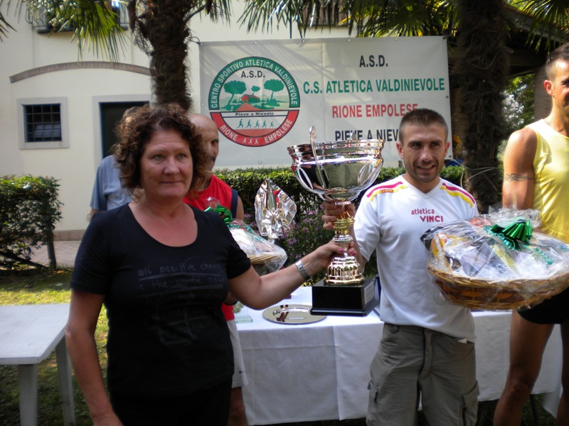TROFEO_SPAZIOFESTA - SPAZIOFESTA 2010 -CALZOLAI MASSIMILIANO-PREMIATO DALLA SIG.RA RASTELLI.JPG
