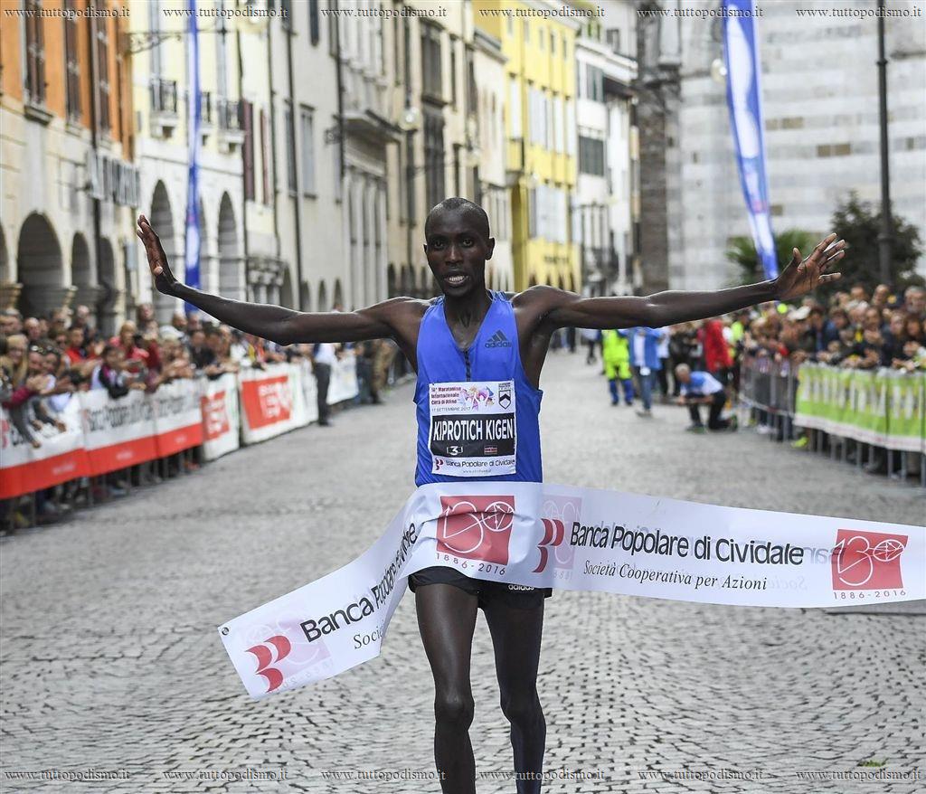 Maratonina_di_Udine_2017 - Udine 2017b_L'arrivo del vincitore Kiprotich.JPG